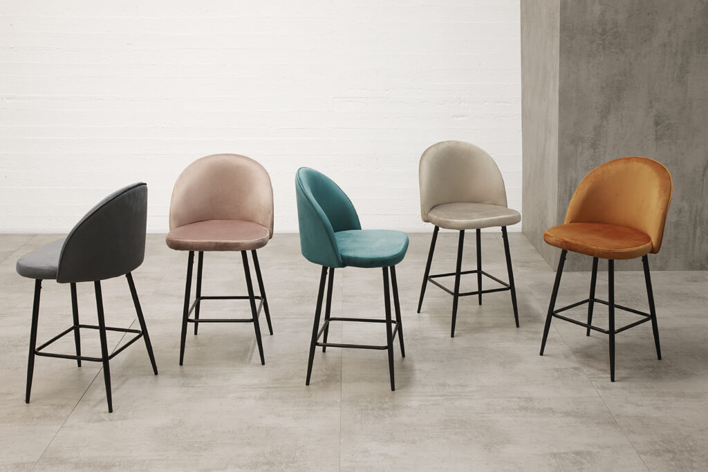 sedia imbottita in velluto e ottone - Zara