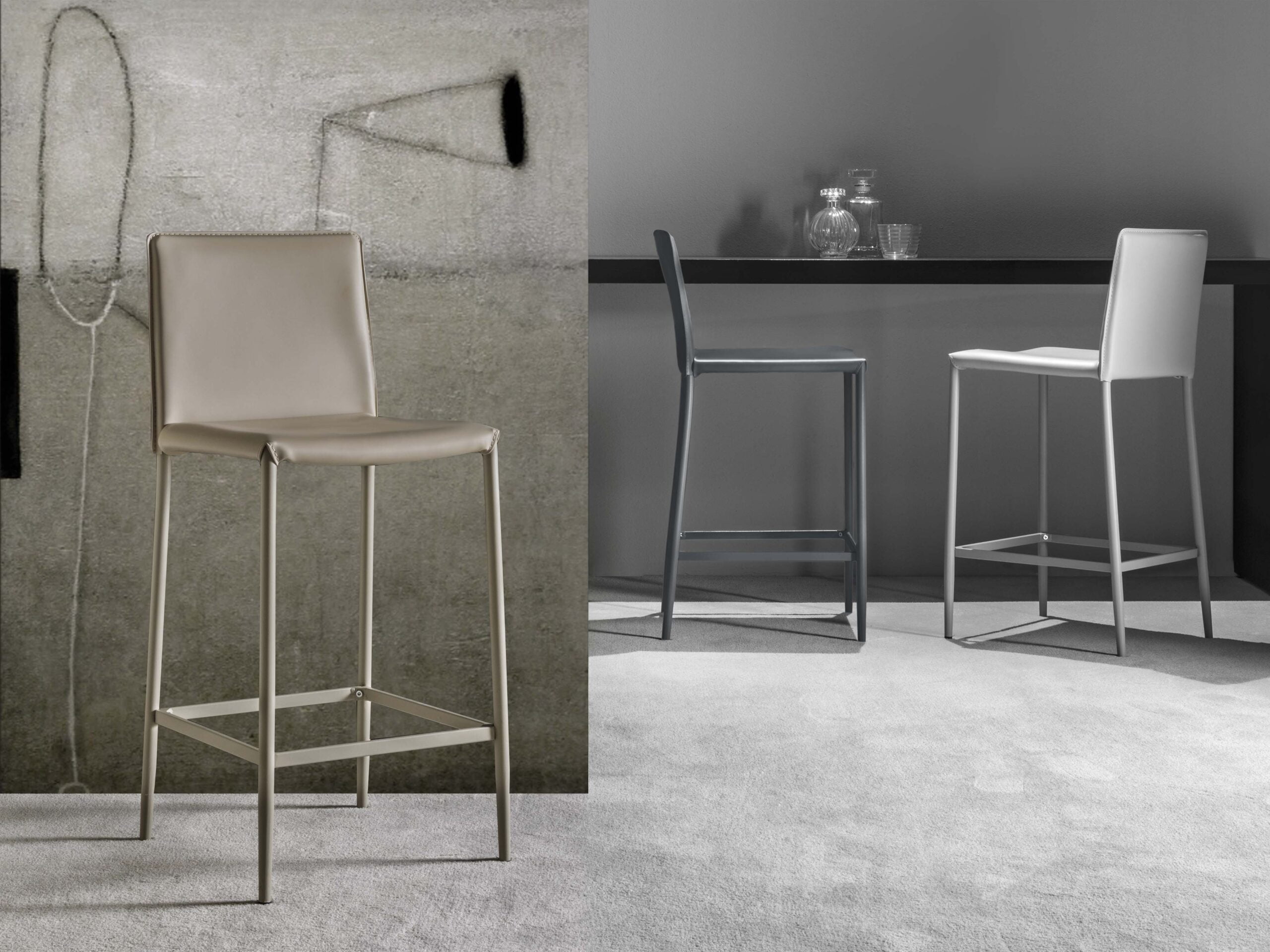 Sgabello in similcuoio - Arhus stool