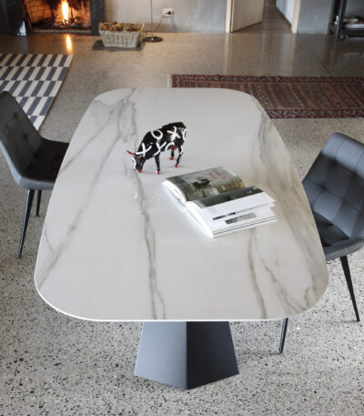 Tavolo fisso ellittico in ceramica